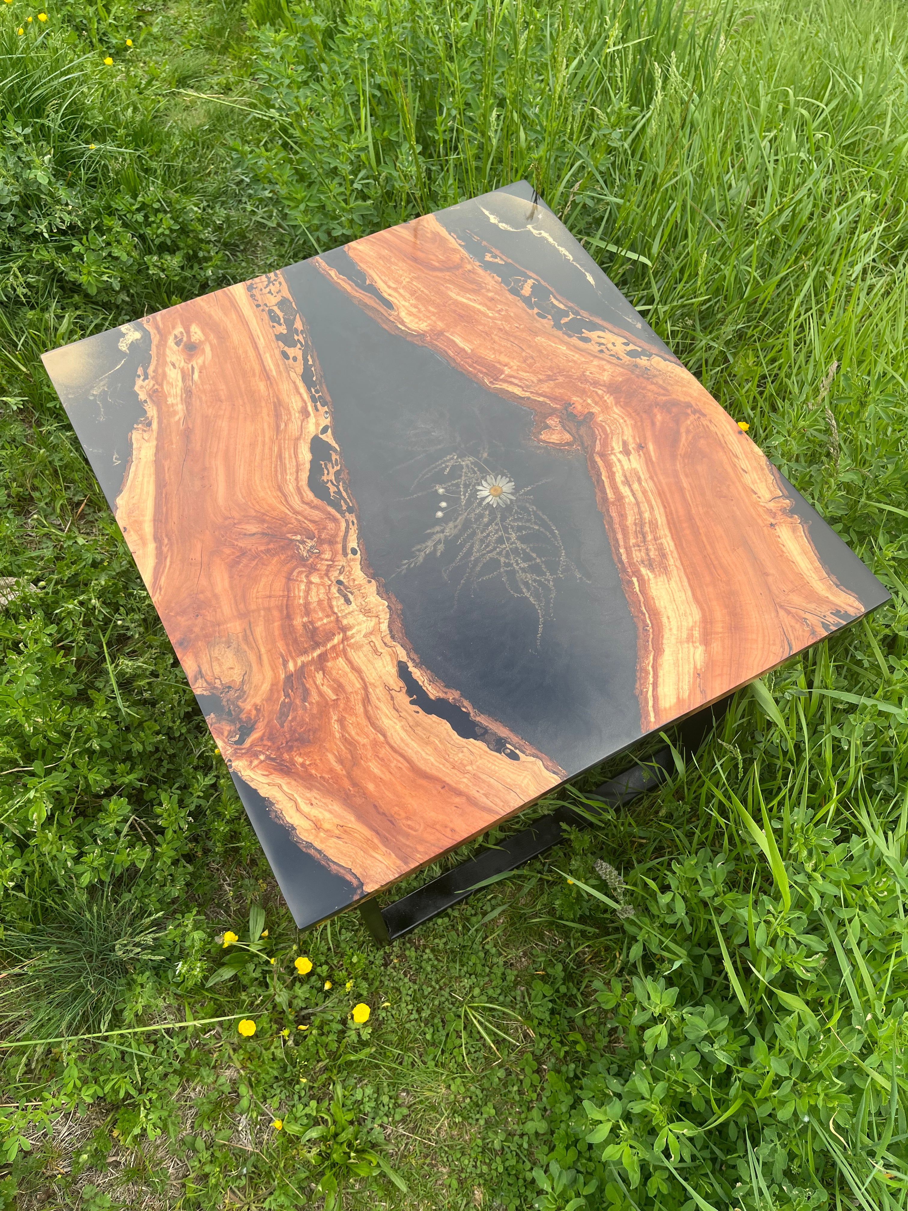 Tavolo epossidico in legno di mandorlo