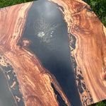 Tavolo epossidico in legno di mandorlo