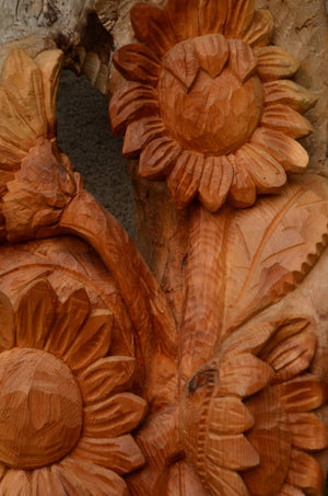 Scultura di girasoli di pino cembro